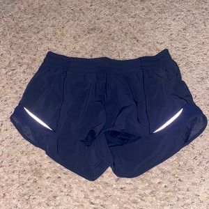Lululemon size 10 2.5 hotty hot shorts